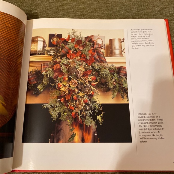 The Christmas Heirloom Book, a beautiful vintage book with great photographs - Picture 10 of 10